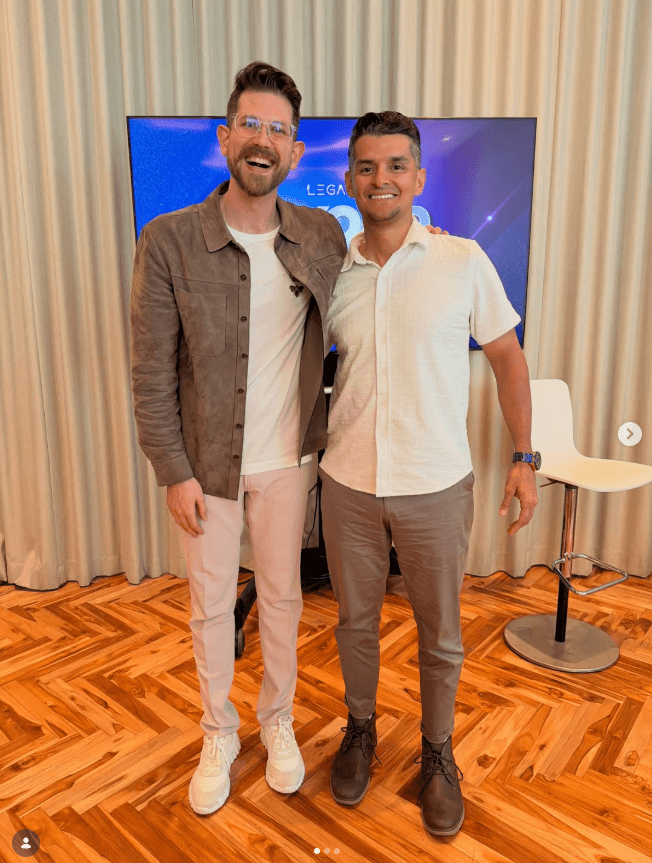Tony Alvarado con Spencer Hoffman